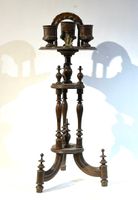 Nécessaire de fumeur tripode en noyer mouluré et teinté.