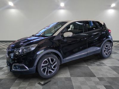 une voiture noire garée dans une pièce au sol en damier
