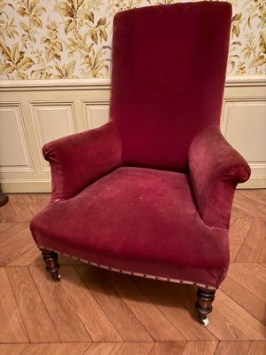 une image d'une chaise rouge posée sur un parquet