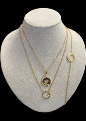 un mannequin blanc portant trois colliers différents