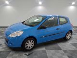 la voiture bleue est garée dans le garage sur le sol en damier