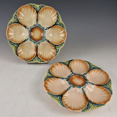deux assiettes ornées de fleurs, posées sur une surface blanche
