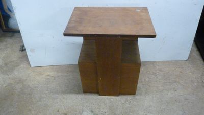 une petite table avec un plateau en bois posée sur le sol
