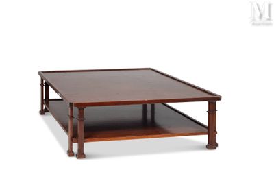 une photo d'une table basse en bois avec une étagère en dessous