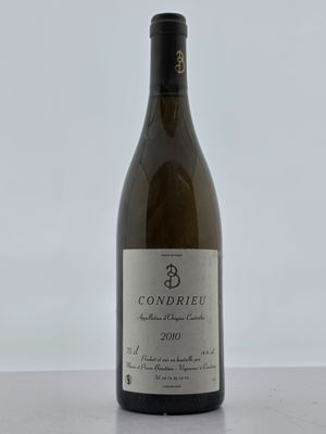 la bouteille de vin est posée sur la table sur la table