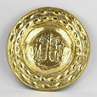 une image représentant une assiette en or sur laquelle figurent un homme et une femme