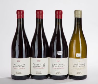 trois bouteilles de vin posées l'une à côté de l'autre sur une table