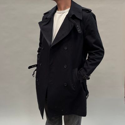 cette image peut contenir des vêtements, des vêtements, des vêtements, des vêtements, des vêtements, des vêtements, un manteau, un pardessus, une veste, à manches longues, à manches longues, à manches longues,
