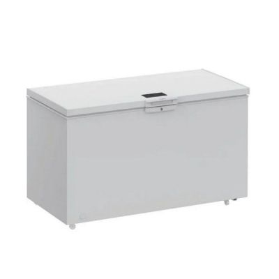 un congélateur coffre blanc posé sur une table blanche