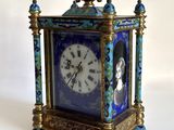 une horloge bleue et dorée sur laquelle figure l'image d'une femme