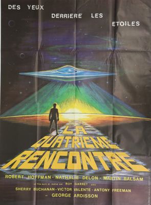 une affiche de cinéma pour un film de science-fiction représentant un homme debout devant un vaisseau spatial extraterrestre