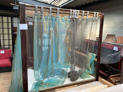 une pièce avec un lit et un rideau