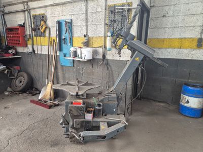 une machine qui se trouve dans un garage avec des outils