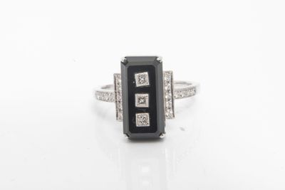 une bague en diamant noir et blanc, sertie dans de l'or blanc 18 carats