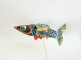 un poisson posé sur un bâton, sur une table