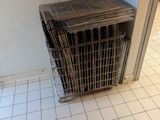 une photo d'une niche pour chien dans un coin d'une salle de bains