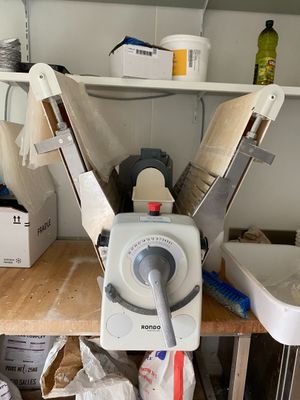 une machine posée sur une table en bois