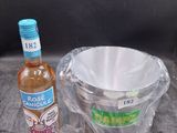 une bouteille d'alcool et un bol posés sur une table
