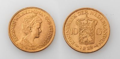 two gold sovereigns, one of which is a sovereign and the other of which is a sovereign