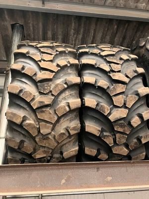 deux gros pneus empilés l'un sur l'autre à l'arrière d'un camion