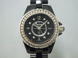 une photo d'une montre noire dont la lunette est sertie de diamants