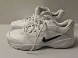 un gros plan sur une paire de chaussures blanches posées sur une table