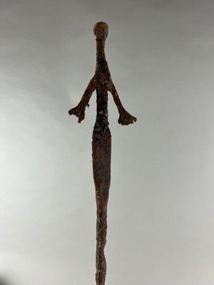 statue d'une femme tenant un couteau dans la main droite