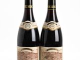 deux bouteilles de vin posées l'une à côté de l'autre sur une surface blanche