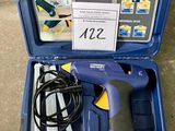 une boîte bleue contenant un pistolet à fil et un autre pistolet à fil