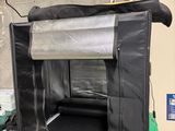 une petite boîte noire posée sur une table verte