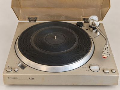 a record player sitting on top of a turntable
