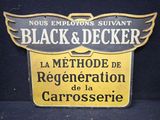 une enseigne portant l'inscription « Black & Decker » sur le côté d'un immeuble