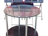 une table en verre sur laquelle sont posées deux chaises