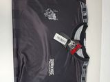 un t-shirt noir et gris avec une étiquette rouge dessus