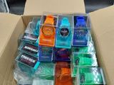 une boîte en carton remplie de montres de toutes les couleurs