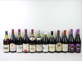 plusieurs bouteilles de vin alignées sur une table