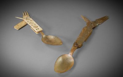 deux cuillères et une fourchette sur une table