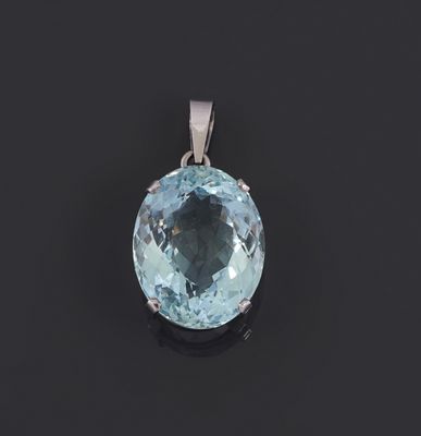 un pendentif en topaze bleu aqua sur un fond noir