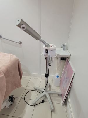 une pièce avec un lit et une lampe