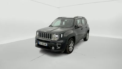 Une jeep noire est garée dans une pièce blanche