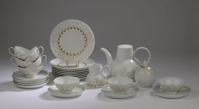 beaucoup de vaisselle et de tasses blanches sur la table
