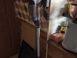 un aspirateur dans un coin de la cuisine, près d'un plan de travail