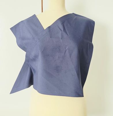 un gros plan sur le torse d'un mannequin vêtu d'un haut bleu