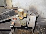 a dirty machine that is sitting in a dirty room