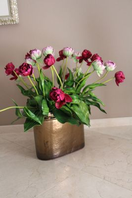 un vase contenant des fleurs, posé sur une table