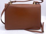 un sac à main en cuir marron sur fond blanc