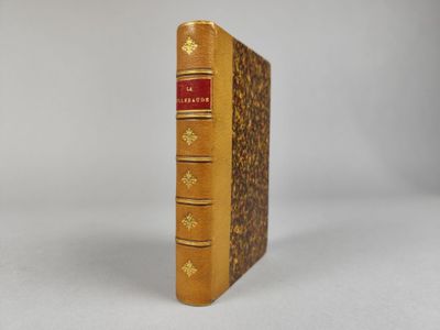 gros plan d'un livre sur une surface blanche