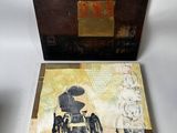 deux tableaux représentant un homme et une femme dans une calèche