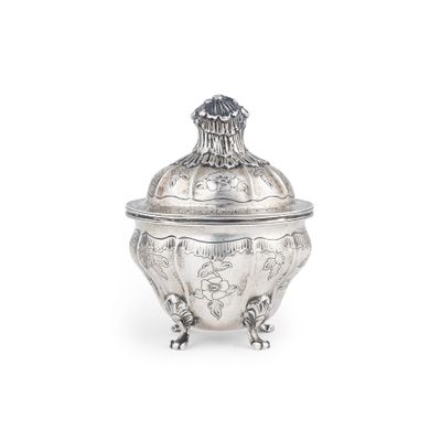 une boîte ancienne plaquée argent avec un couvercle, sur fond blanc
