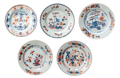quatre assiettes ornées de motifs floraux sur un fond blanc